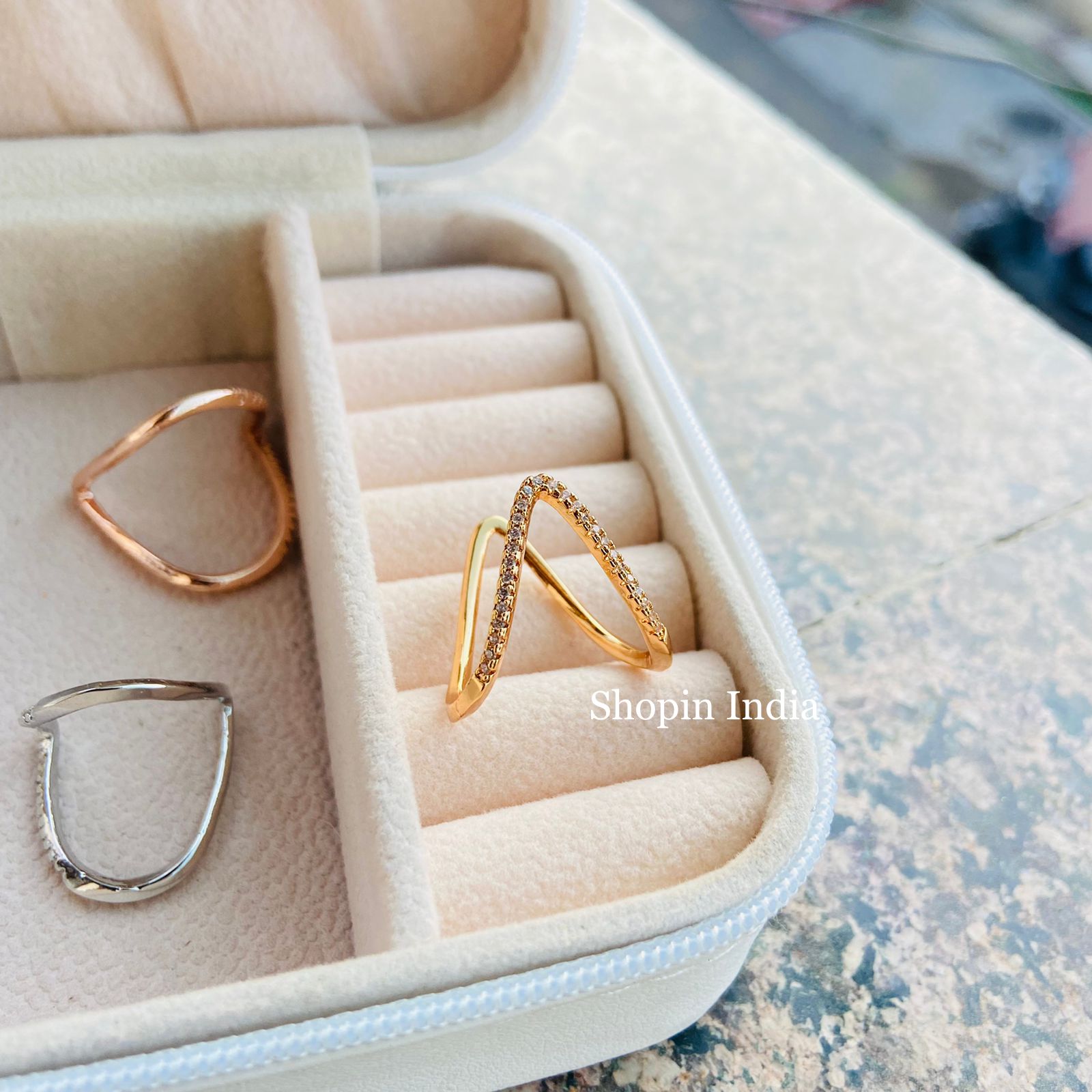 Vanki Ring / V ring – golden