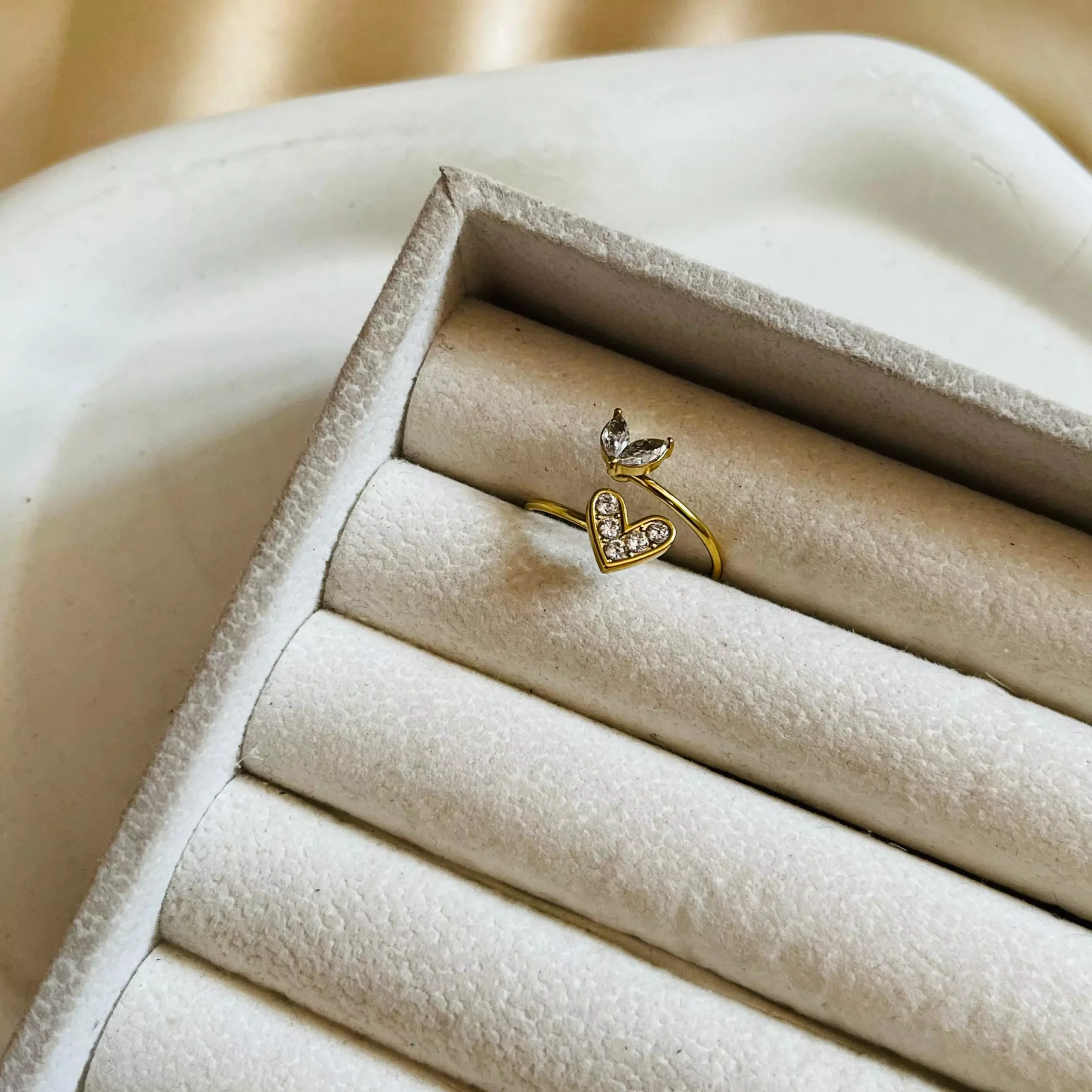 Heart Vee Ring – White