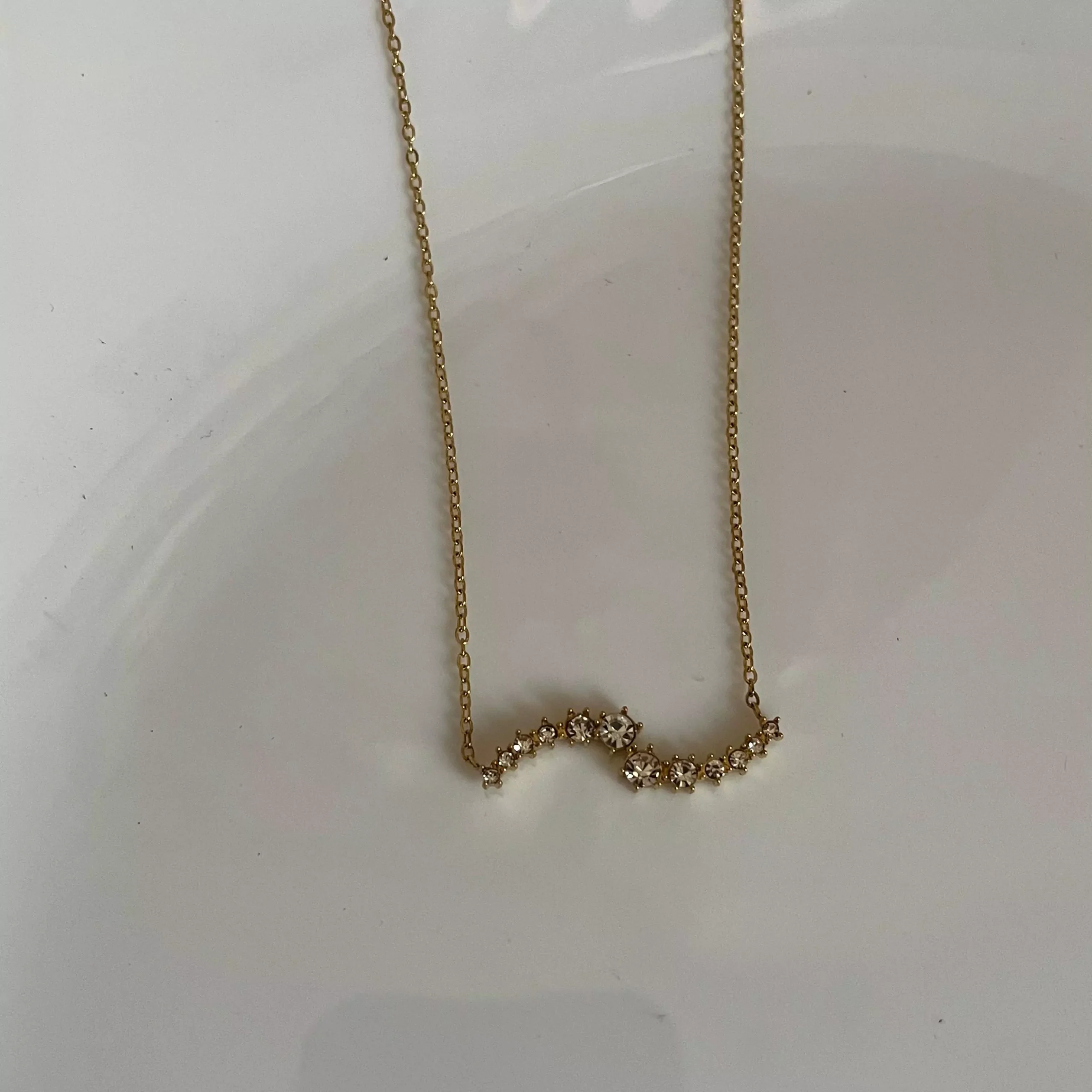 Leera Necklace – white