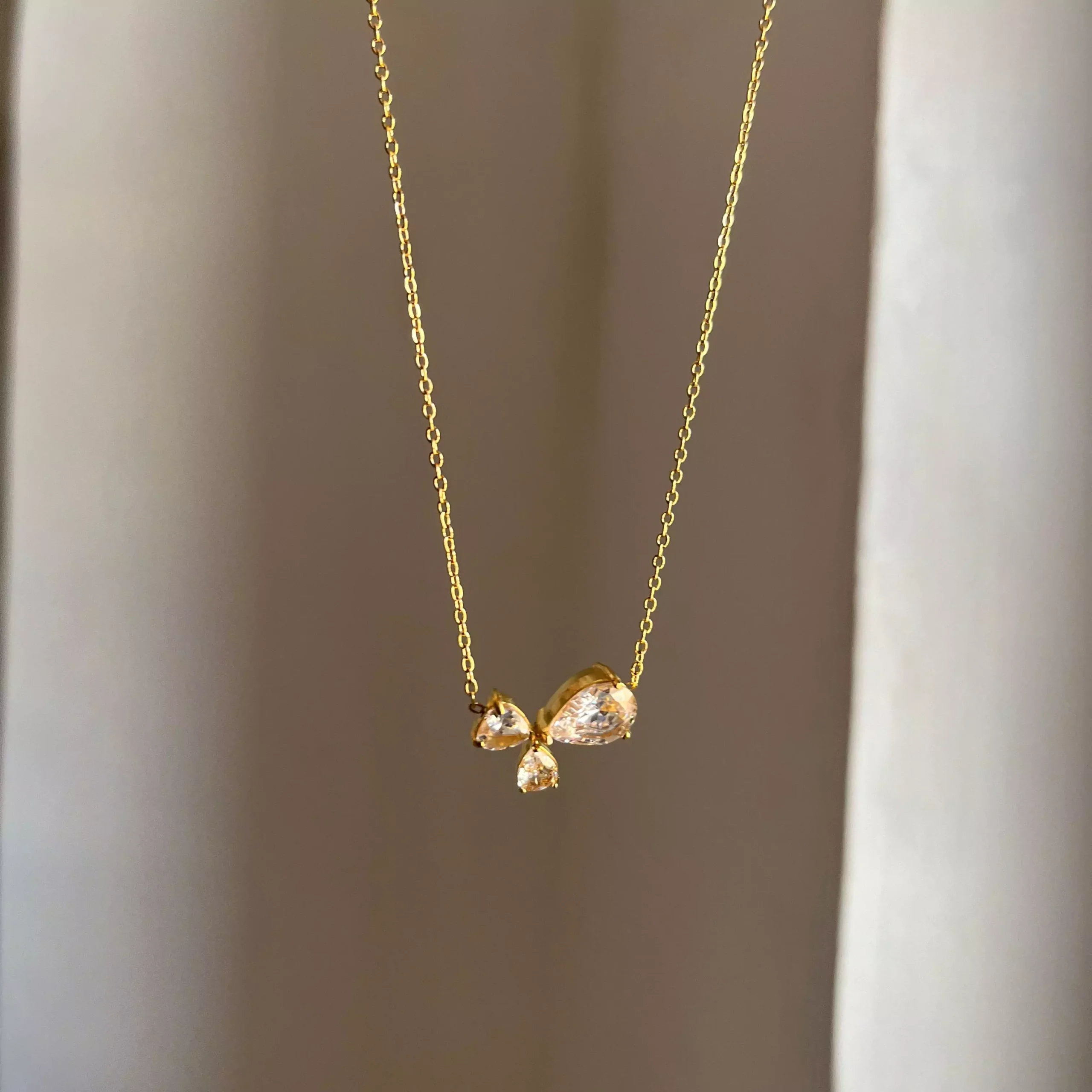 Shim Tri Stones Necklace – White